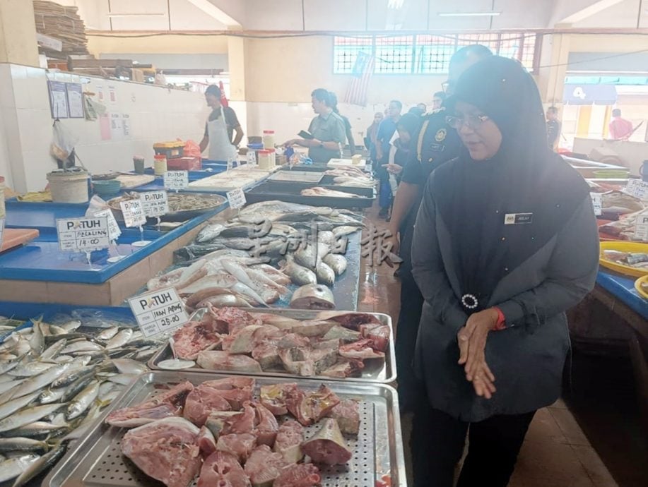东:(已签发)彭内贸北根大巴刹推介“公道巴刹”运动(Program Pasar Patuh,简称3P)彭亨国内贸易和生活费局今日在北根大巴刹推介“公道巴刹”运动
