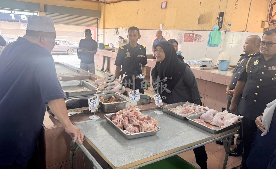 东:(已签发)彭内贸北根大巴刹推介“公道巴刹”运动(Program Pasar Patuh,简称3P)彭亨国内贸易和生活费局今日在北根大巴刹推介“公道巴刹”运动