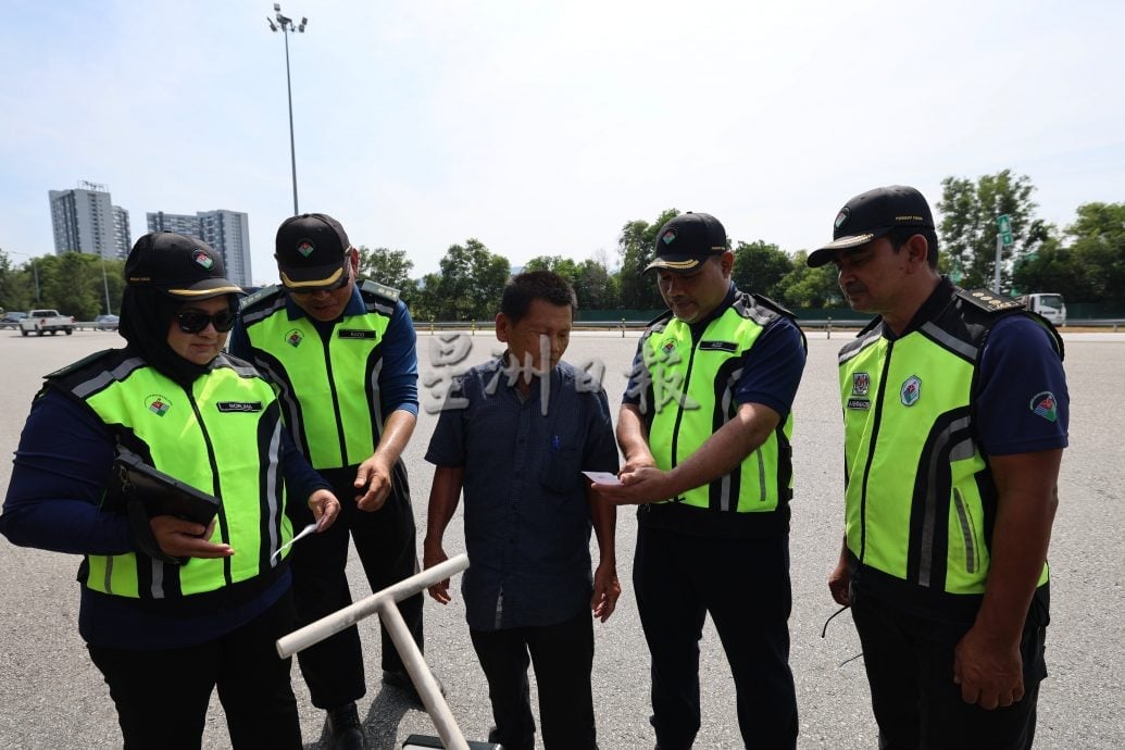 供星洲网：OPS GERAK汝来站查百辆车，违规车辆罚500至2000令吉
