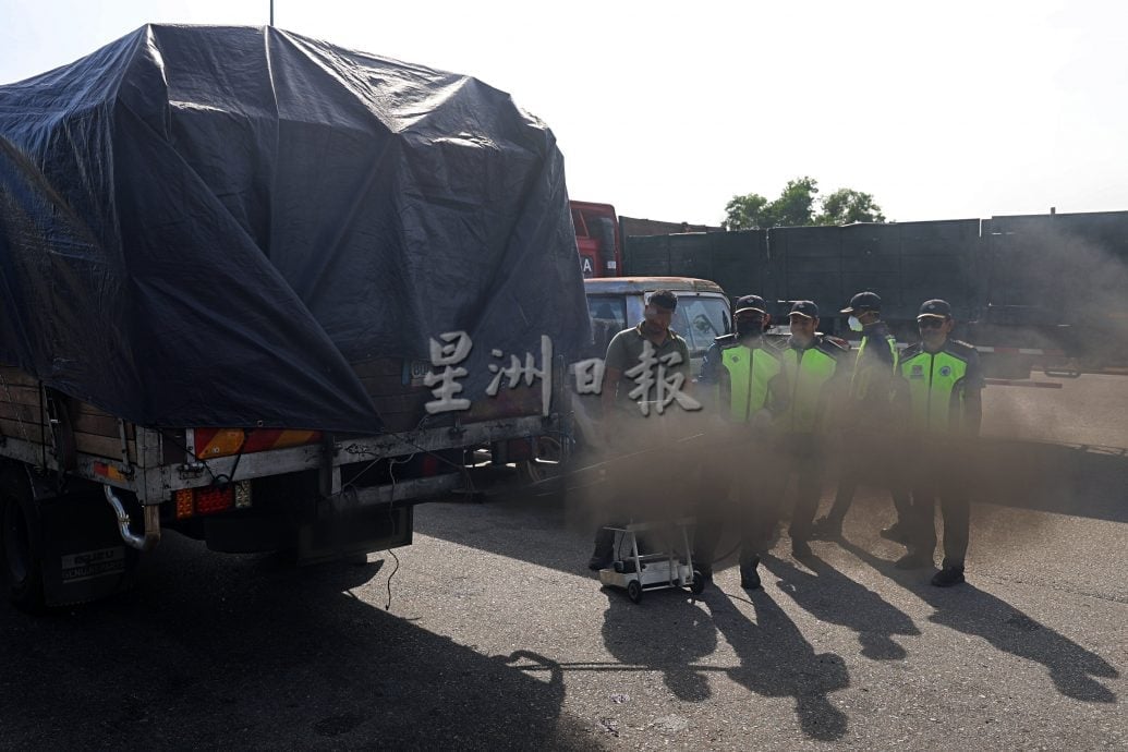 供星洲网：OPS GERAK汝来站查百辆车，违规车辆罚500至2000令吉