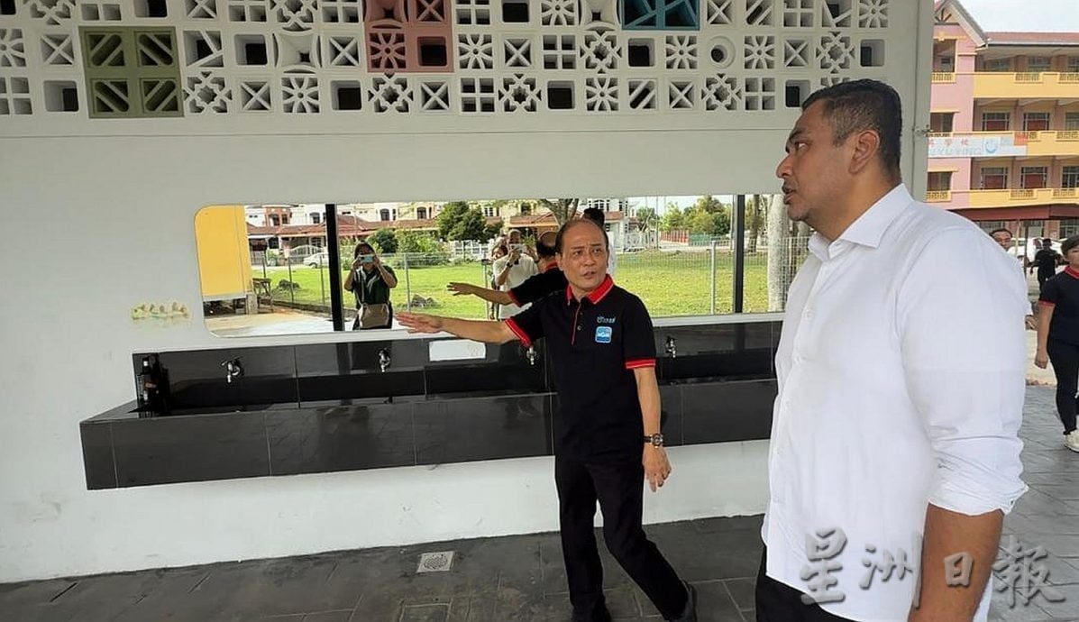 (古城封面主文)甲州首所,育英小学装设防欺凌人工智能语音识别产品