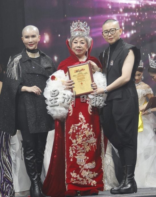 83岁奶奶膺亚洲至尊夫人美后!总决赛70佳丽竞艳