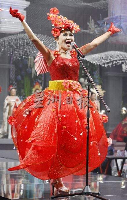 83岁奶奶膺亚洲至尊夫人美后!总决赛70佳丽竞艳