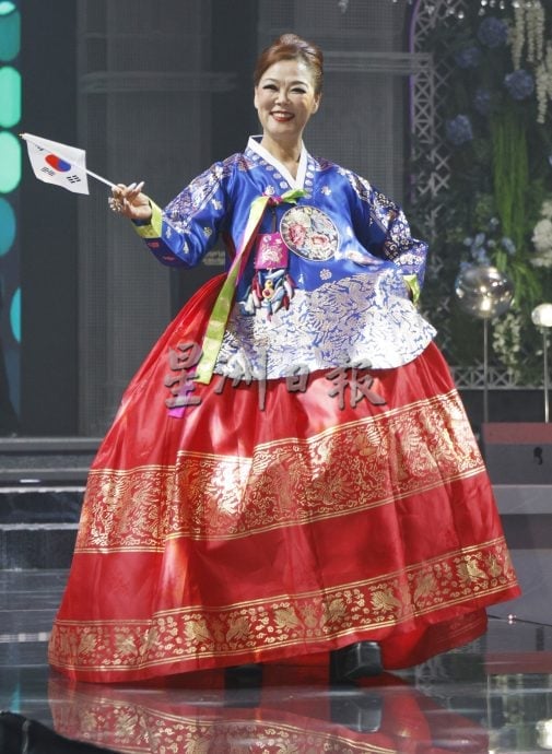 83岁奶奶膺亚洲至尊夫人美后!总决赛70佳丽竞艳