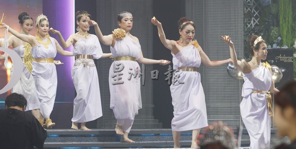 83岁奶奶膺亚洲至尊夫人美后!总决赛70佳丽竞艳