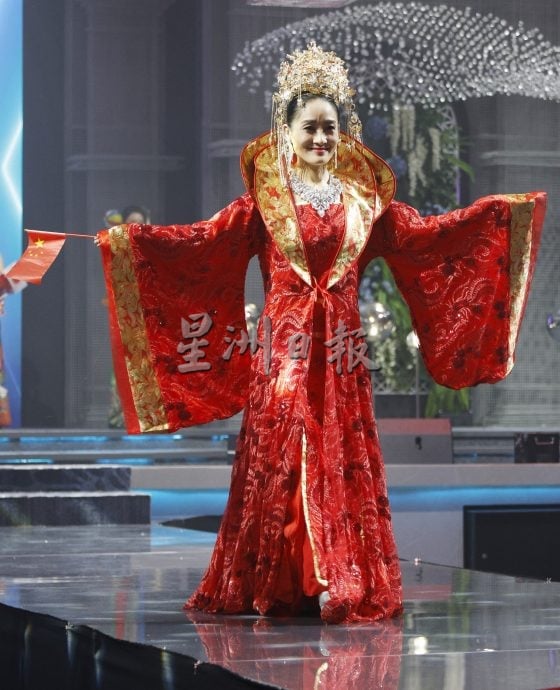 83岁奶奶膺亚洲至尊夫人美后!总决赛70佳丽竞艳