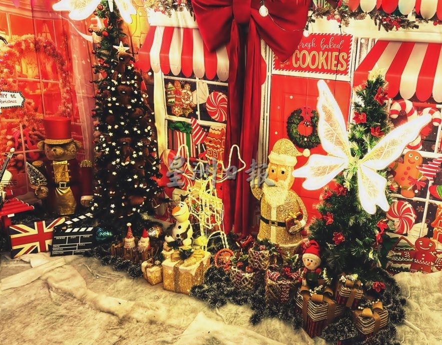 圣诞老人爬墙上屋顶 伍敬鹏住宅圣诞味浓