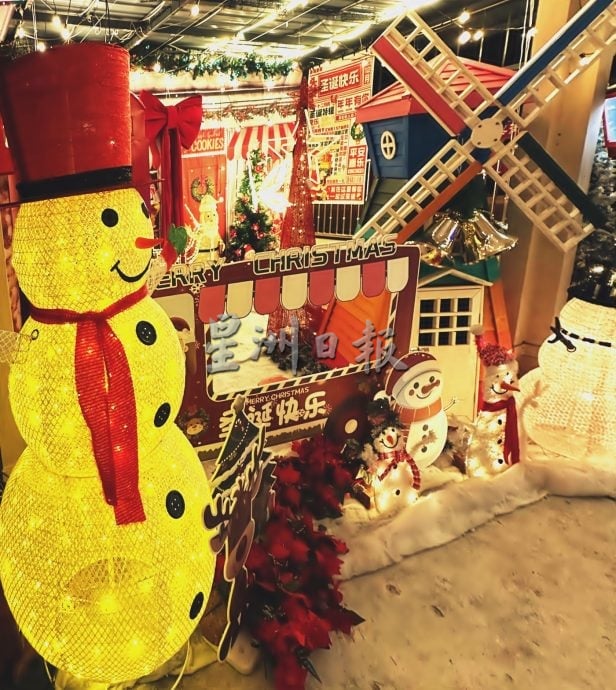 圣诞老人爬墙上屋顶 伍敬鹏住宅圣诞味浓