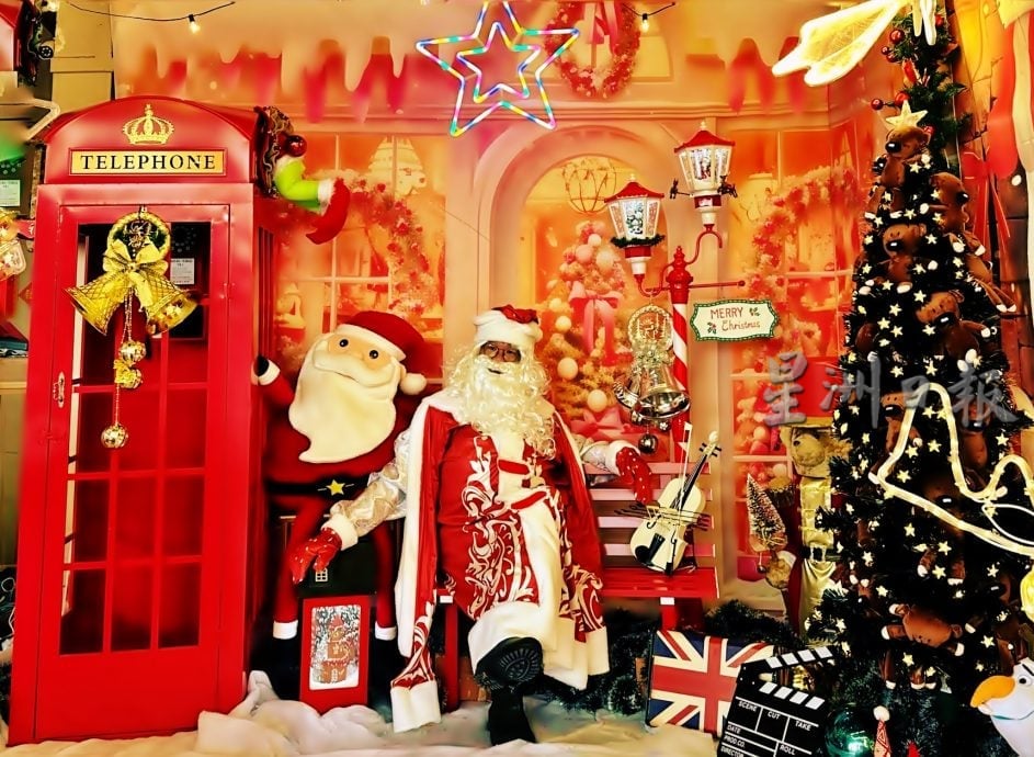 圣诞老人爬墙上屋顶 伍敬鹏住宅圣诞味浓