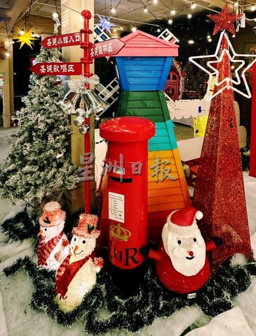 圣诞老人爬墙上屋顶 伍敬鹏住宅圣诞味浓