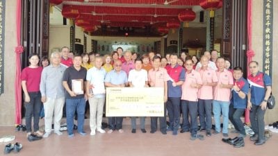 善心人士汇集力量 东甲县75名清寒学生获援助金