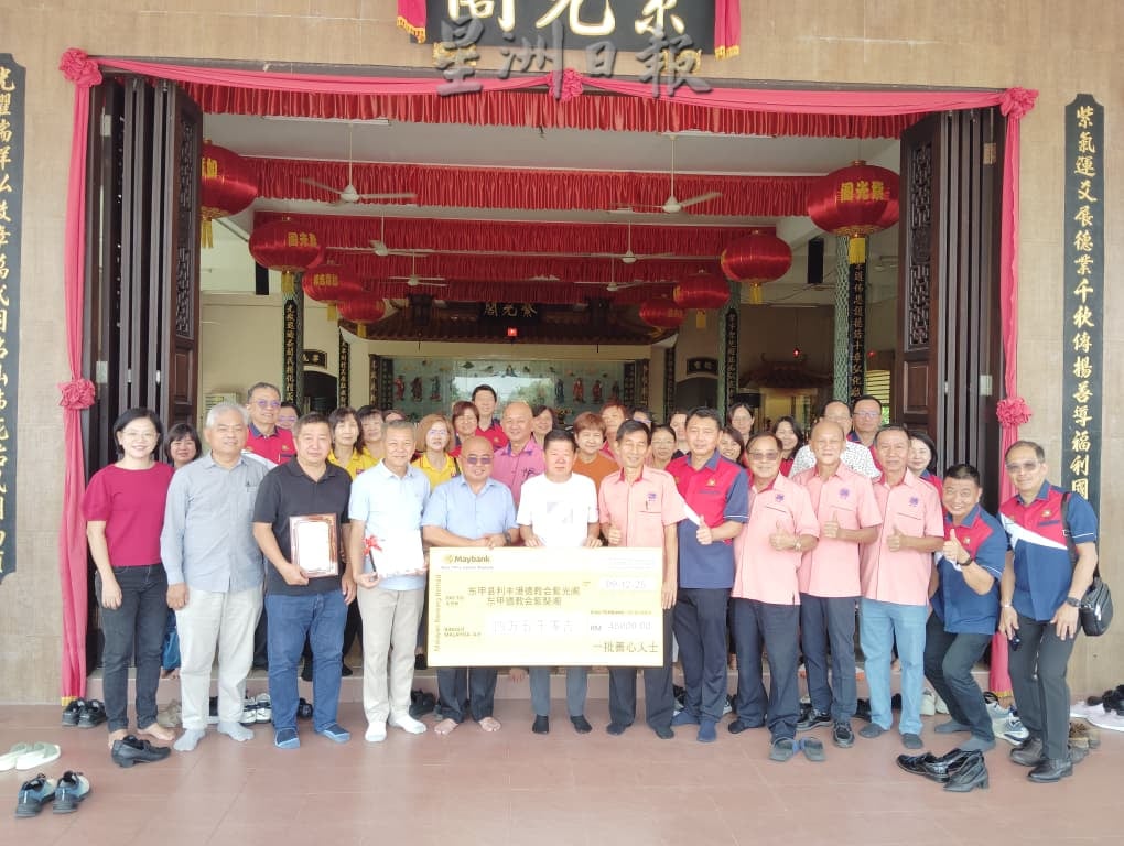 **已签发**柔:头条之一:善心人士汇集力量 东甲县75名清寒学生获援助金