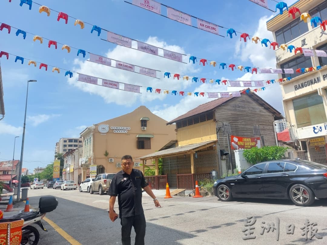 (古城第六版主文)三宝井横跨街道上空的凳子装饰被指示拆除