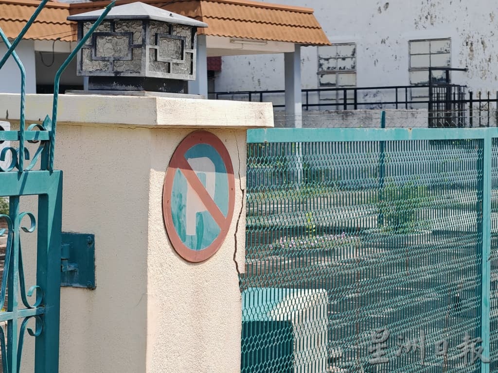 (古城封面主文)沟渠提升沟渠没跟足规定及延迟,影响30户家庭,有的居民正常出入家门也受阻