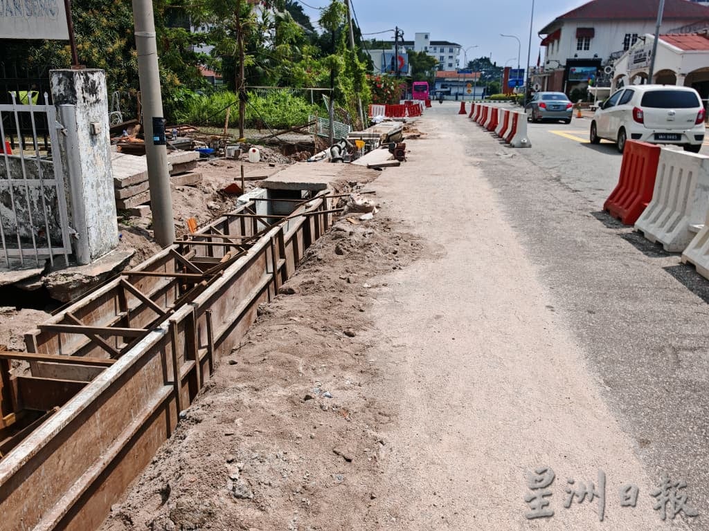 (古城封面主文)沟渠提升沟渠没跟足规定及延迟,影响30户家庭,有的居民正常出入家门也受阻