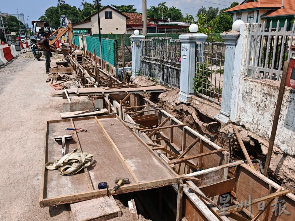 (古城封面主文)沟渠提升沟渠没跟足规定及延迟,影响30户家庭,有的居民正常出入家门也受阻
