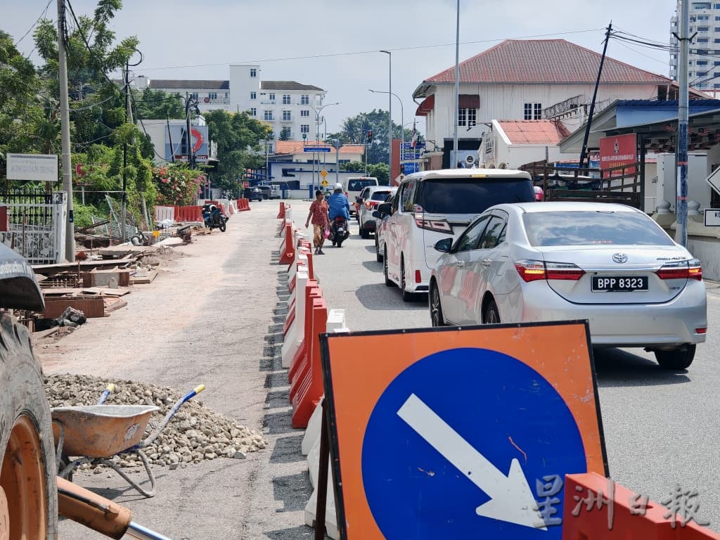 (古城封面主文)沟渠提升沟渠没跟足规定及延迟,影响30户家庭,有的居民正常出入家门也受阻