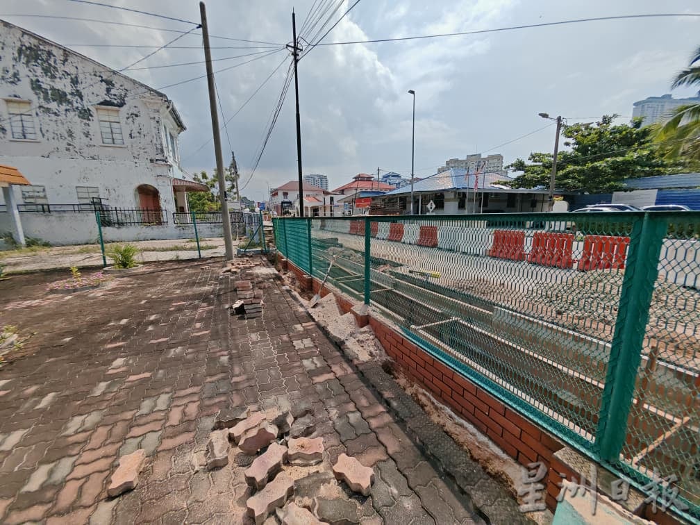 (古城封面主文)沟渠提升沟渠没跟足规定及延迟,影响30户家庭,有的居民正常出入家门也受阻