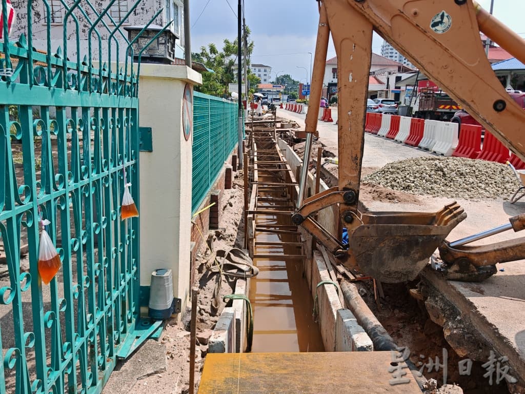 (古城封面主文)沟渠提升沟渠没跟足规定及延迟,影响30户家庭,有的居民正常出入家门也受阻