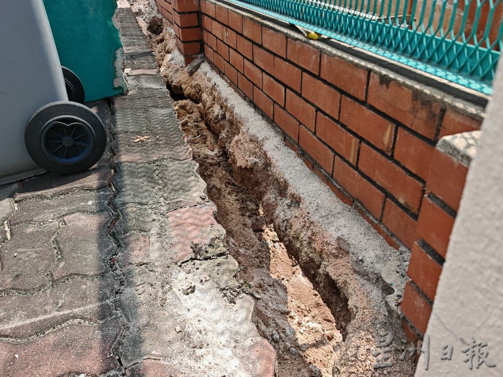 (古城封面主文)沟渠提升沟渠没跟足规定及延迟,影响30户家庭,有的居民正常出入家门也受阻