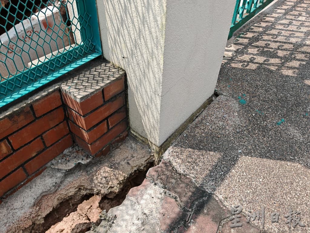 (古城封面主文)沟渠提升沟渠没跟足规定及延迟,影响30户家庭,有的居民正常出入家门也受阻