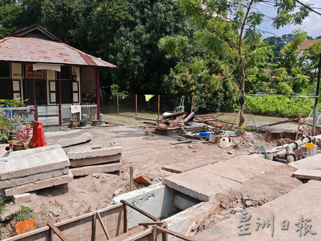 (古城封面主文)沟渠提升沟渠没跟足规定及延迟,影响30户家庭,有的居民正常出入家门也受阻