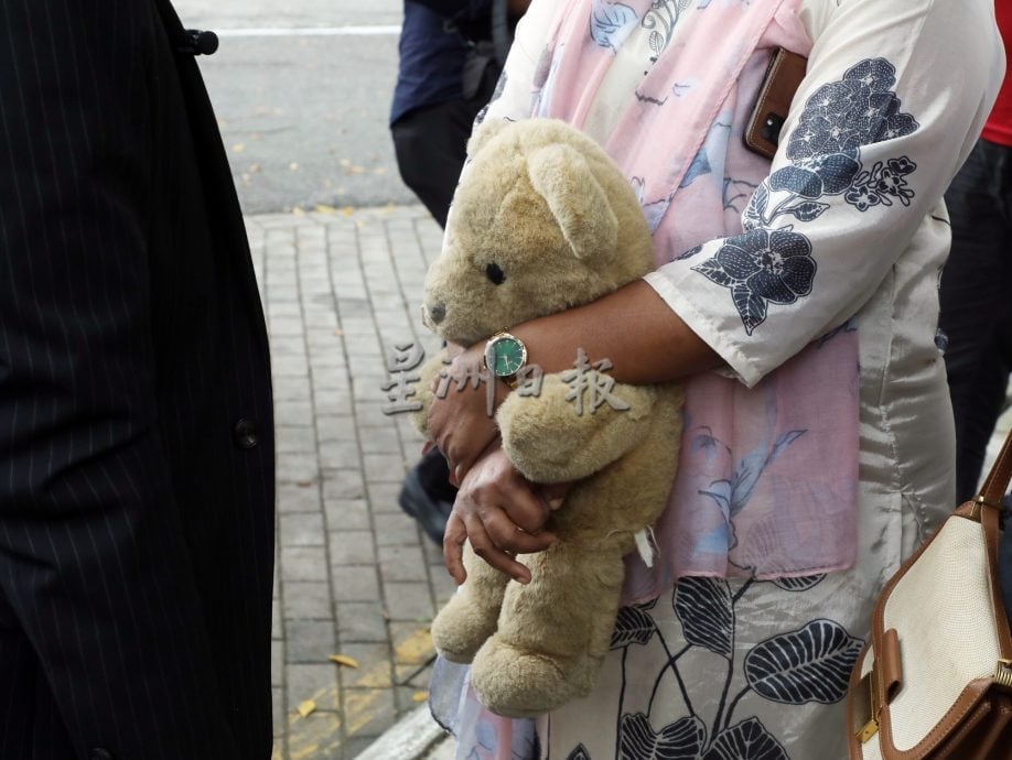 苦寻16年终见警队一哥　英迪拉望警方告知女儿下落