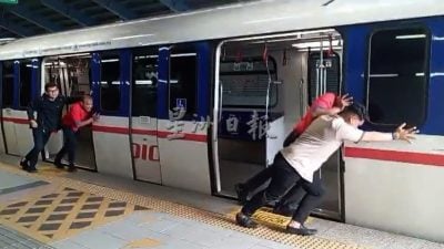横幅卷入 手推LRT列车