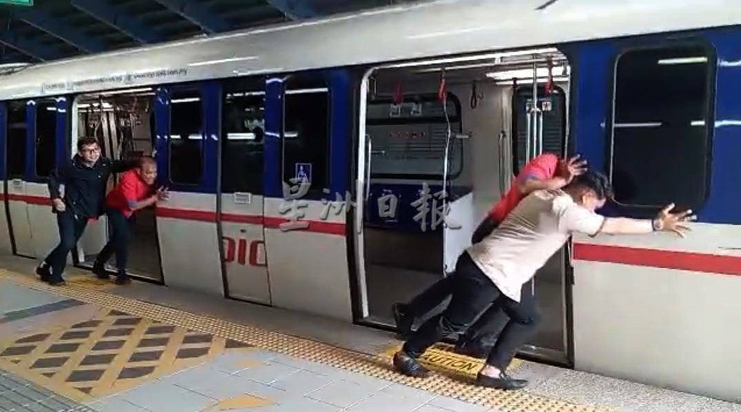 封面照片-全国/轻快铁因异物阻碍而停驶