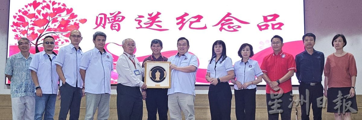 深斋中学陈如宝老师 服务44载卸下教鞭