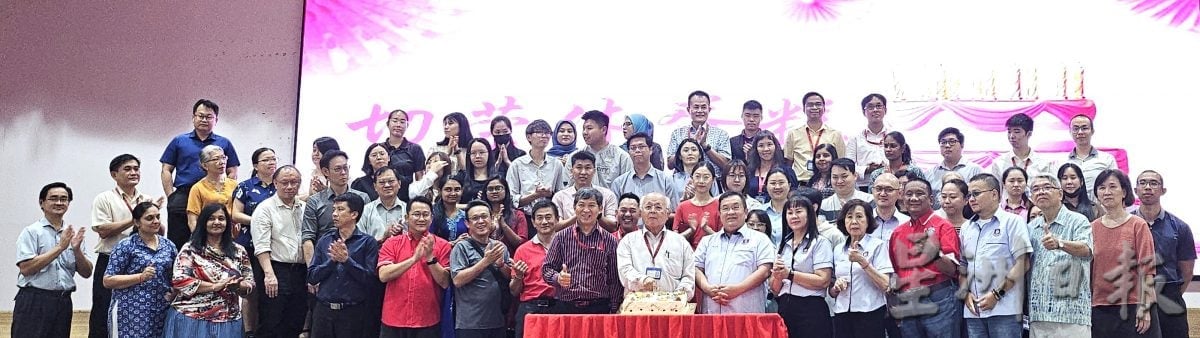 深斋中学陈如宝老师 服务44载卸下教鞭