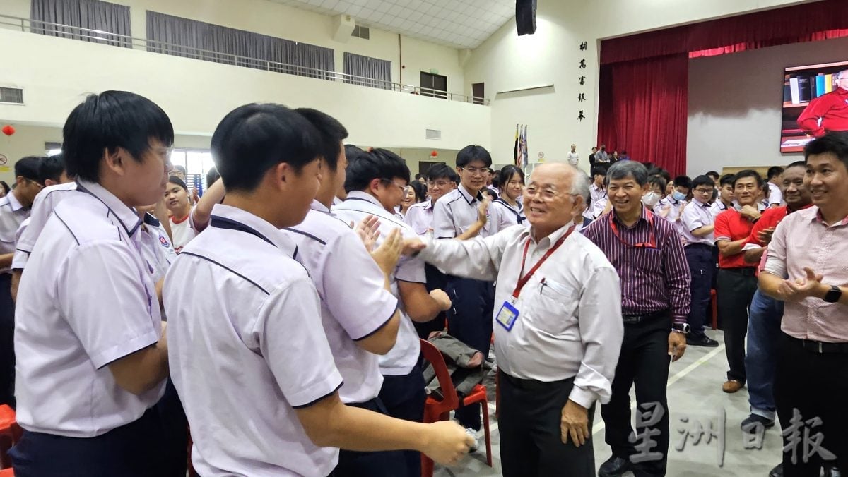 深斋中学陈如宝老师 服务44载卸下教鞭