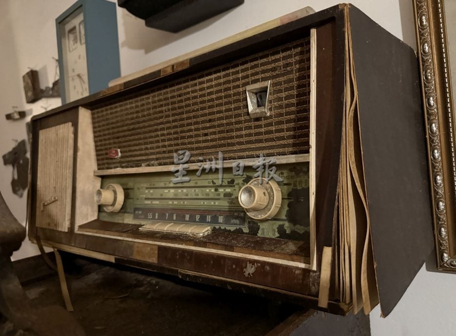大都会【星角摄】12/12 星期五(马六甲交稿):古老收音机