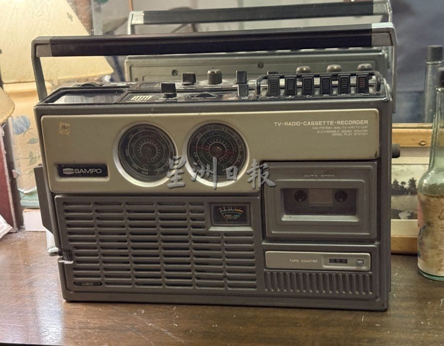 大都会【星角摄】12/12 星期五(马六甲交稿):古老收音机