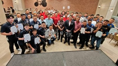 52志愿者参与泰南大水灾救援行动 获槟州政府颁表扬状