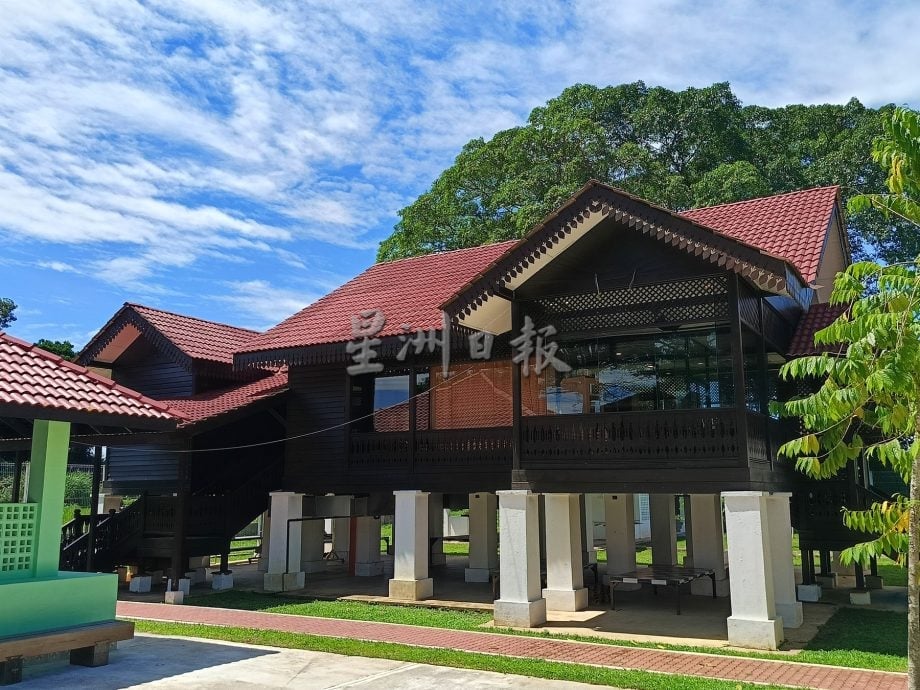 12月12 :半岛心旅行:彭苏丹后东姑阿兹莎手工艺术品中心