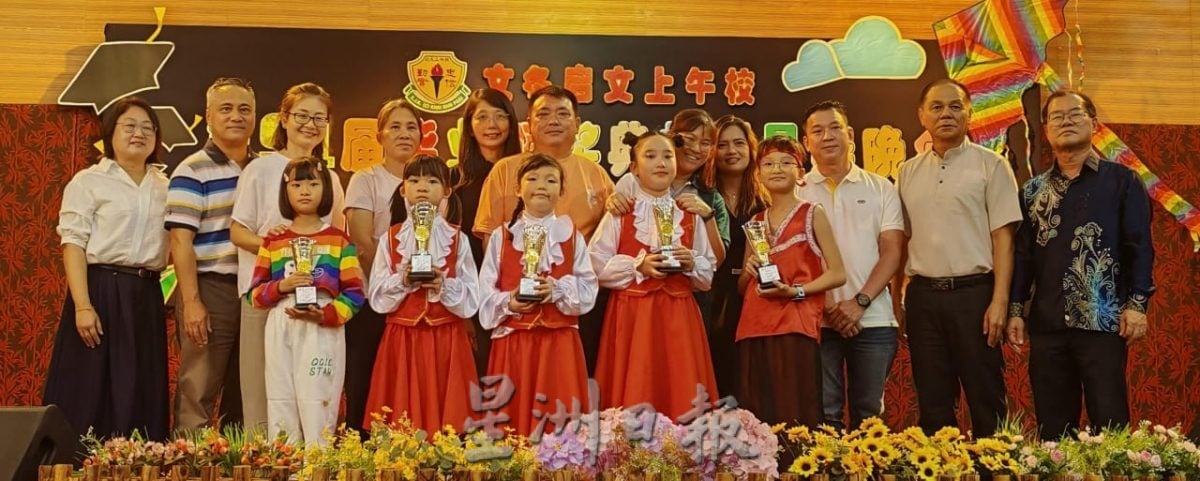 东：（已签发）启文上午校毕业典礼