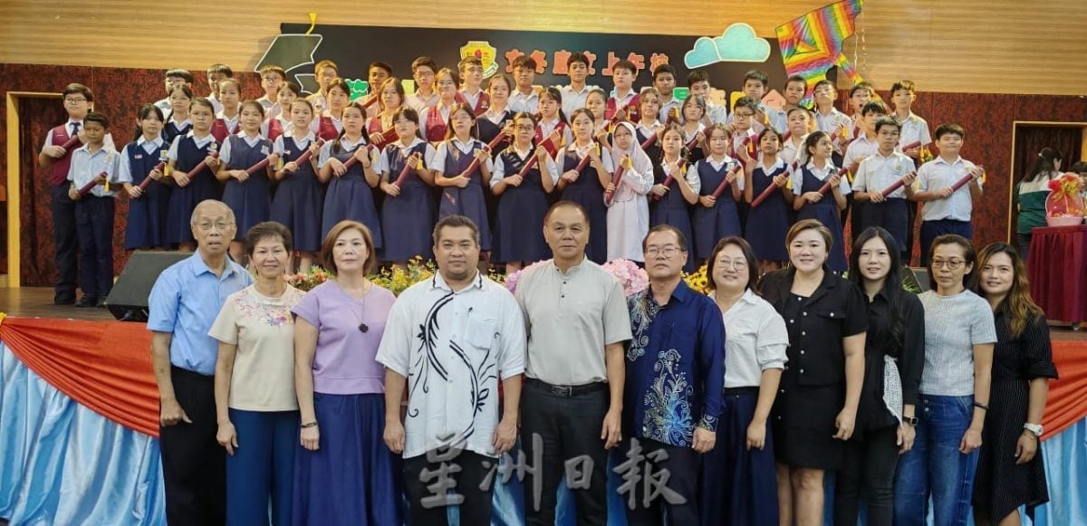 东：（已签发）启文上午校毕业典礼