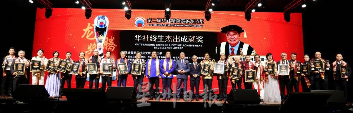 嘉宾与得奖者手举奖状合影留念。