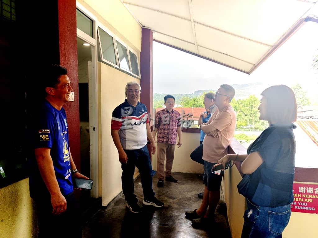 大都会（版2头）/丘钦瀚非官方访问鹅唛县3所学校