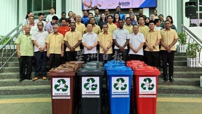 2市议员拨1.12万购回收桶 移交2州选区16所学校