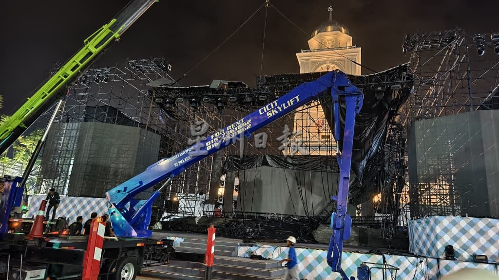 新山午后雷雨酿闪电水灾   道路积水 树倒 活动舞台坍塌