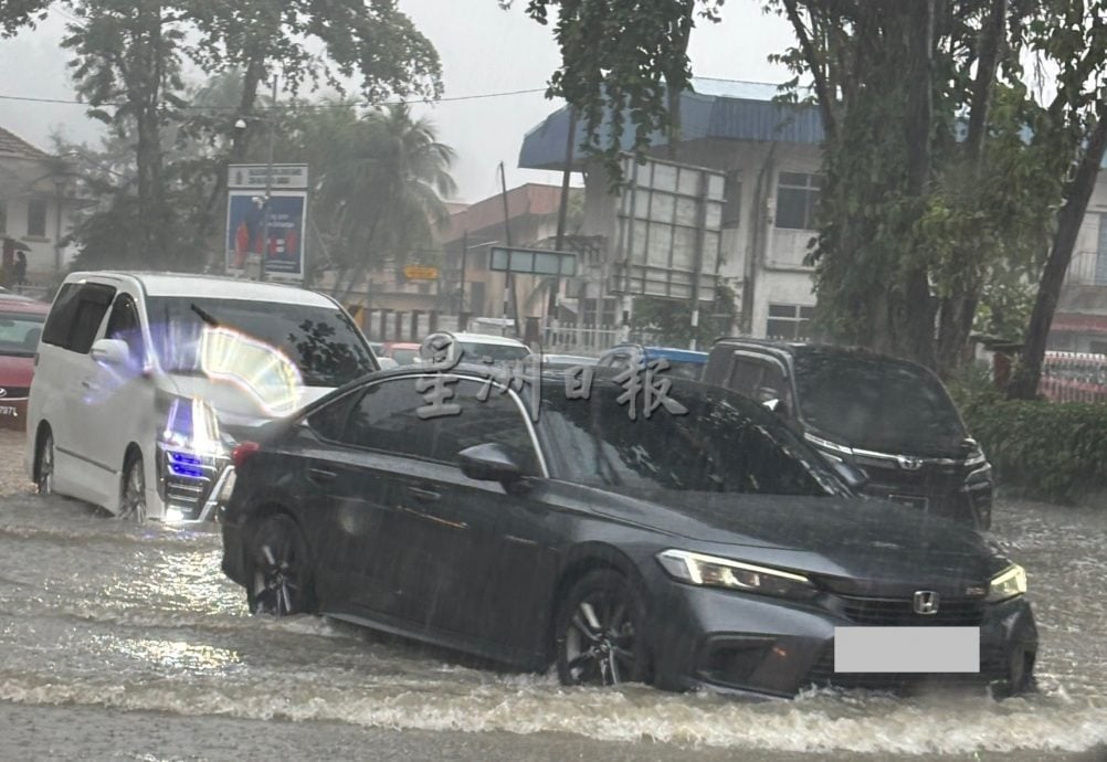 新山午后雷雨酿闪电水灾   道路积水 树倒 活动舞台坍塌