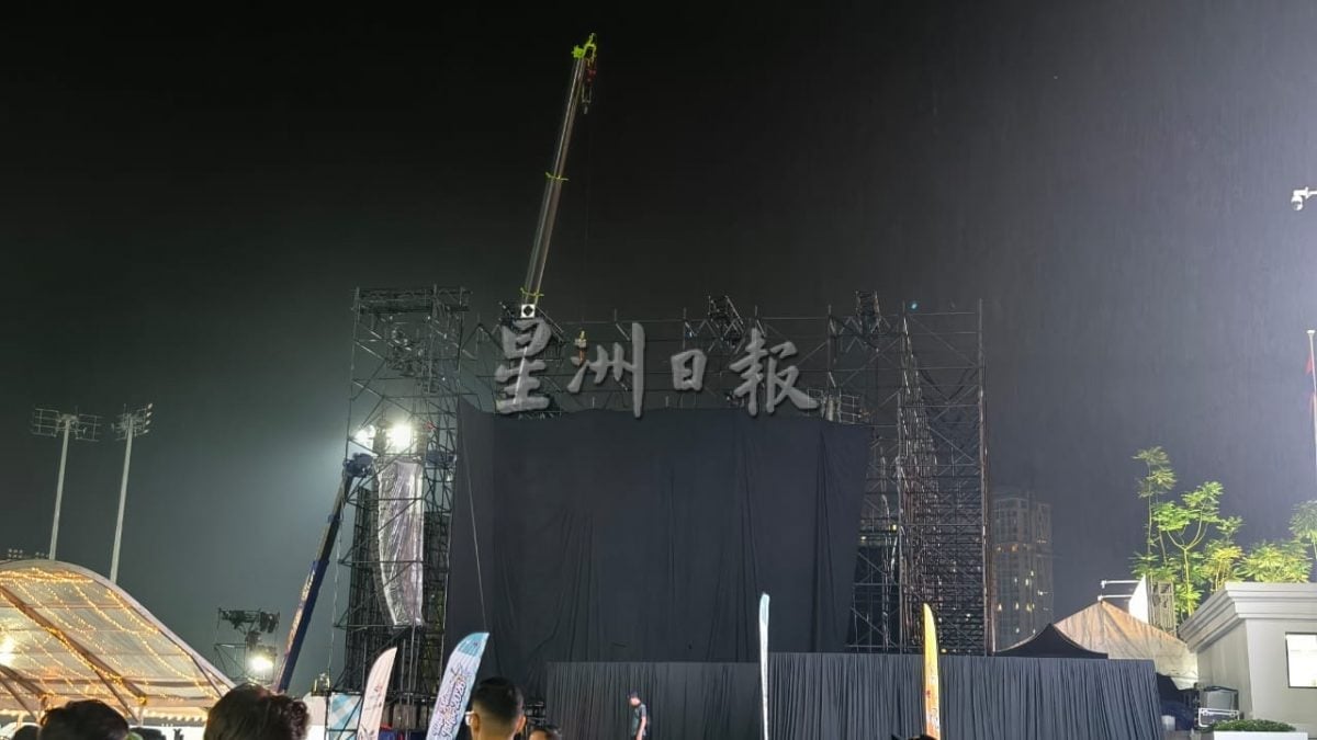 新山午后雷雨酿闪电水灾   道路积水 树倒 活动舞台坍塌