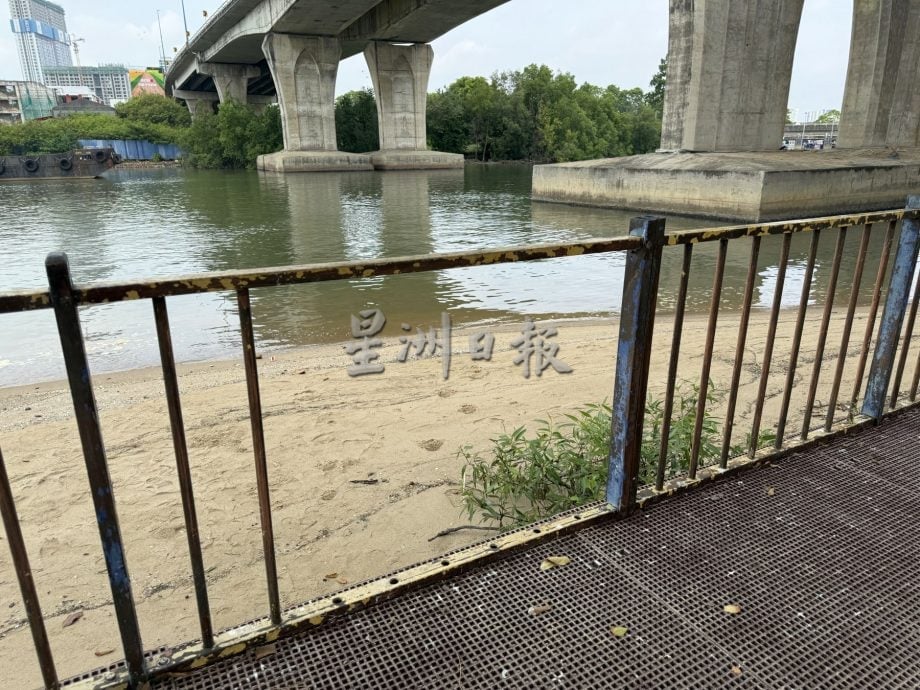 (古城封面主文)游客海边散步脚下尽是鸟粪·河口码头卫生与安全糟糕