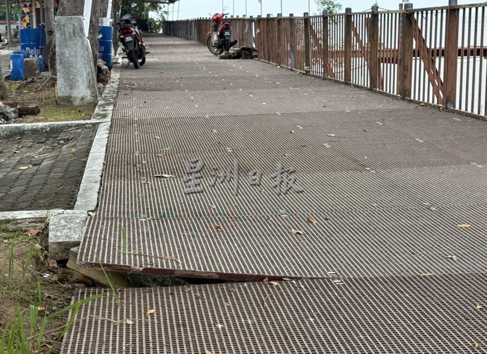 (古城封面主文)游客海边散步脚下尽是鸟粪·河口码头卫生与安全糟糕