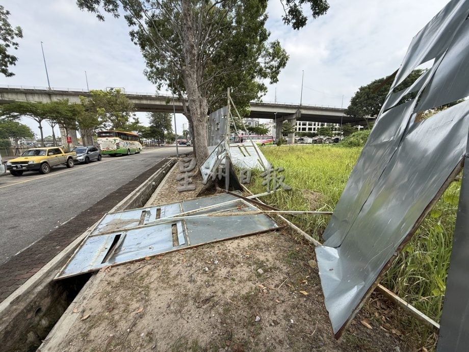 (古城封面主文)游客海边散步脚下尽是鸟粪·河口码头卫生与安全糟糕