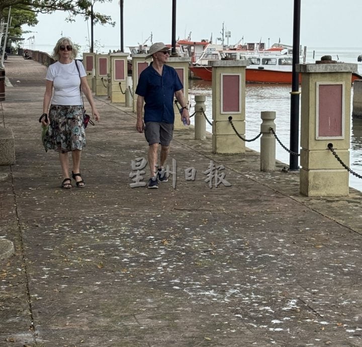 (古城封面主文)游客海边散步脚下尽是鸟粪·河口码头卫生与安全糟糕