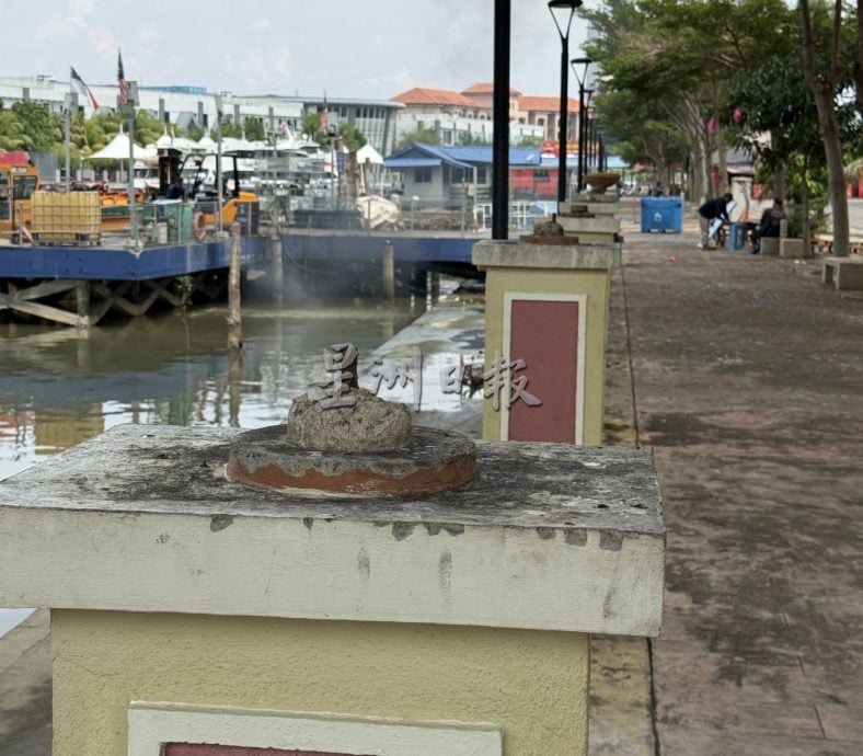 (古城封面主文)游客海边散步脚下尽是鸟粪·河口码头卫生与安全糟糕