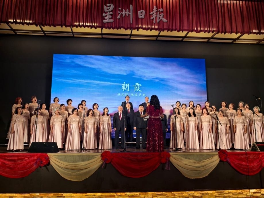 (已签发)柔:**可版头**銮中华校友会合唱团20年 “悦韵绕蝠城”唱响居銮